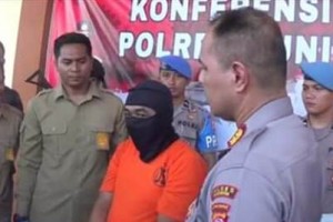 Pelaku pengedar uang dollar palsu saat dimintai keterangannya di Mapolres Kuningan.